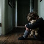 Crianças expostas à violência doméstica: o impacto de testemunhar o abuso e o que protege (guia médico)